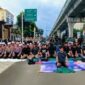 Foto: Anggota kepolisian yang sedang berjaga juga ikut menunaikan salat bersama para mahasiswa. (Dok-Istimewa)