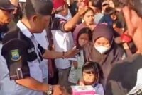 Foto: Semangat berbagi di bulan suci Ramadhan 1447 Hijriah/2026 Masehi dimanfaatkan oleh jajaran Dewan Pimpinan Cabang (DPC) Forum Komunikasi Anak Betawi (FORKABI) Kecamatan Ciledug dengan menggelar kegiatan sosial berupa pembagian takjil kepada masyarakat. (Dok-Istimewa)