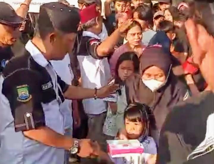 Foto: Semangat berbagi di bulan suci Ramadhan 1447 Hijriah/2026 Masehi dimanfaatkan oleh jajaran Dewan Pimpinan Cabang (DPC) Forum Komunikasi Anak Betawi (FORKABI) Kecamatan Ciledug dengan menggelar kegiatan sosial berupa pembagian takjil kepada masyarakat. (Dok-Istimewa)