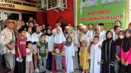 Foto: Semangat berbagi di bulan suci Ramadhan 1447 Hijriah/2026 Masehi terus ditunjukkan berbagai elemen masyarakat. Salah satunya dilakukan oleh Gabungan Wartawan Indonesia (GWI) melalui Dewan Pimpinan Daerah (DPD) Provinsi Banten yang menggelar kegiatan sosial berupa pembagian takjil dan santunan bagi anak yatim. (Dok-Istimewa)