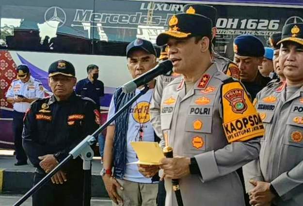 Foto: Kapolda Metro Jaya, Irjen Pol. Asep Edi Suheri saat melakukan peninjauan kesiapan pengamanan di Terminal Kampung Pulogebang, Jakarta Timur, Sabtu (14/3/2026). (Dok-Istimewa)