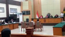 Foto: Suasana persidangan perkara dugaan kekerasan terhadap anak yang melibatkan seorang ibu kandung dan ayah tiri terhadap anak laki-laki berusia enam tahun di Pengadilan Negeri Jakarta Timur, Senin (16/3/2026). (Dok-Istimewa)