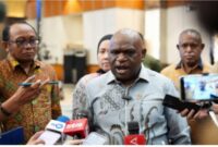 Menteri Hak Asasi Manusia (HAM) Natalius Pigai mengutuk keras aksi penyiraman air keras yang menimpa Wakil Koordinator Komisi untuk Orang Hilang dan Korban Tindak Kekerasan, Andrie Yunus.