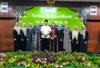 Foto: Kelurahan Cakung Barat secara resmi menutup rangkaian kegiatan Gema Ramadhan 1447 H melalui agenda Magrib Mengaji yang dirangkai dengan buka puasa bersama. Kegiatan ini berlangsung di aula kelurahan pada Jumat (13/3/2026). (Dok-Istimewa)