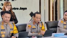 Foto: Kapolda Metro Jaya, Irjen Pol. Asep Edi Suheri (tengah). Kepala Bidang Humas Polda Metro Jaya, Komisaris Besar Polisi Budi Hermanto (kiri). (Dok-Istimewa)