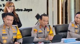 Foto: Kapolda Metro Jaya, Irjen Pol. Asep Edi Suheri (tengah). Kepala Bidang Humas Polda Metro Jaya, Komisaris Besar Polisi Budi Hermanto (kiri). (Dok-Istimewa)
