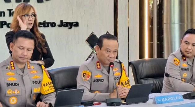 Foto: Kapolda Metro Jaya, Irjen Pol. Asep Edi Suheri (tengah). Kepala Bidang Humas Polda Metro Jaya, Komisaris Besar Polisi Budi Hermanto (kiri). (Dok-Istimewa)