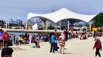 Foto: Momentum libur Hari Raya Idul Fitri 1447 Hijriah dimanfaatkan masyarakat untuk berwisata bersama keluarga. Taman Impian Jaya Ancol kembali menjadi magnet utama, dengan jumlah pengunjung yang membludak pada hari kedua Lebaran, Minggu (22/3/2026). (Dok-Istimewa)