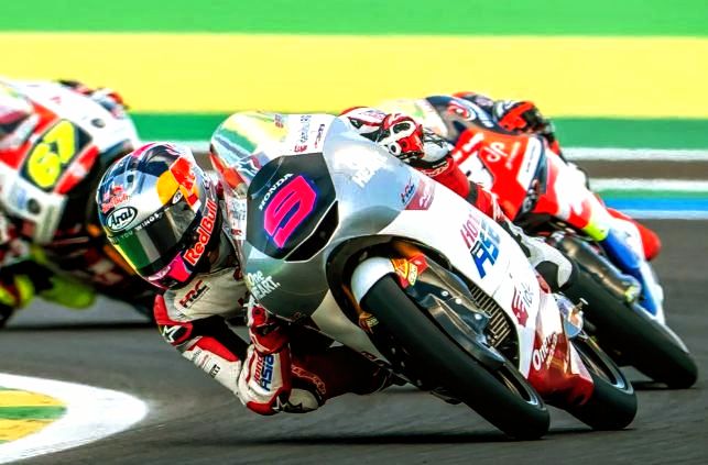 Foto: Sejarah baru tercipta bagi dunia balap Indonesia. Pebalap muda Tanah Air, Veda Ega Pratama, sukses menorehkan prestasi monumental dengan finis di posisi ketiga pada ajang Moto3 Grand Prix Goiania, Brasil 2026. (Dok-Istimewa)