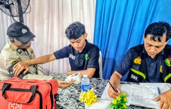 Foto: Tim Kedokteran dan Kesehatan (Dokkes) Polres Metro Jakarta Utara melaksanakan pelayanan kesehatan terpadu bagi anggota yang bertugas dalam Operasi Kepolisian Terpusat Ketupat Jaya 2026, Senin (23/3/2026). (Dok-Istimewa)