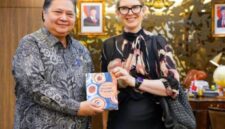 Menteri Koordinator Bidang Perekonomian Airlangga Hartarto menerima kunjungan Chair Australian Productivity Commission Danielle Wood serta Duta Besar Australia untuk Indonesia Roderick Brazier di Jakarta, Minggu (29/3).