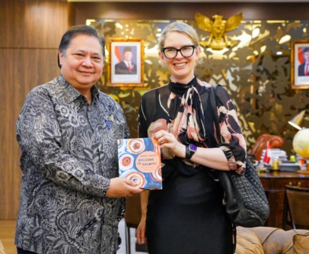 Menteri Koordinator Bidang Perekonomian Airlangga Hartarto menerima kunjungan Chair Australian Productivity Commission Danielle Wood serta Duta Besar Australia untuk Indonesia Roderick Brazier di Jakarta, Minggu (29/3).