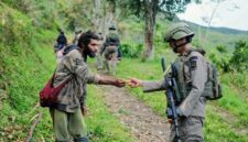 Foto: Personel Satuan Tugas Operasi Damai Cartenz-2026 terus mengintensifkan pendekatan humanis melalui patroli sambang di Distrik Kiwirok, Kabupaten Pegunungan Bintang, Papua Pegunungan, Minggu (29/3/2026). (Dok-Istimewa)