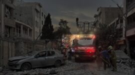 Foto : dengan tulisan Arab di bagian depan
Jalan dipenuhi puing-puing bangunan