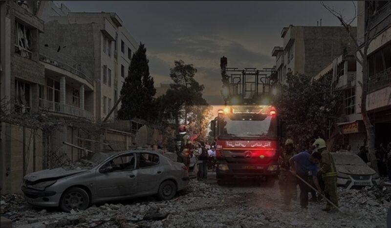Foto : dengan tulisan Arab di bagian depan
Jalan dipenuhi puing-puing bangunan