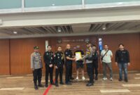 Petugas Kantor Imigrasi Ngurah Rai mengamankan seorang warga negara Inggris berinisial SL (45) yang masuk dalam daftar buronan internasional Interpol di Bandara Internasional I Gusti Ngurah Rai, Bali.