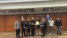 Petugas Kantor Imigrasi Ngurah Rai mengamankan seorang warga negara Inggris berinisial SL (45) yang masuk dalam daftar buronan internasional Interpol di Bandara Internasional I Gusti Ngurah Rai, Bali.