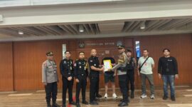 Petugas Kantor Imigrasi Ngurah Rai mengamankan seorang warga negara Inggris berinisial SL (45) yang masuk dalam daftar buronan internasional Interpol di Bandara Internasional I Gusti Ngurah Rai, Bali.