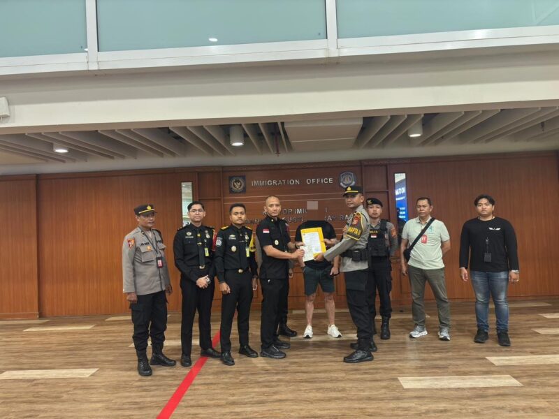 Petugas Kantor Imigrasi Ngurah Rai mengamankan seorang warga negara Inggris berinisial SL (45) yang masuk dalam daftar buronan internasional Interpol di Bandara Internasional I Gusti Ngurah Rai, Bali.
