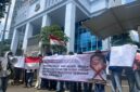 Sejumlah Massa yang menamakan Koalisii Perempuan Anti Pelecehan (KPAP) mendatangi POLDA Metro Jaya, KPAI dan KAJATI Jakarta mendesak agar FA Tersangka kasus Pelecehan terhadap bekas anak buahnya R tahun 2022 segera diproses hukum dan ditangkap.