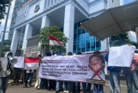 Sejumlah Massa yang menamakan Koalisii Perempuan Anti Pelecehan (KPAP) mendatangi POLDA Metro Jaya, KPAI dan KAJATI Jakarta mendesak agar FA Tersangka kasus Pelecehan terhadap bekas anak buahnya R tahun 2022 segera diproses hukum dan ditangkap.