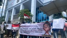 Sejumlah Massa yang menamakan Koalisii Perempuan Anti Pelecehan (KPAP) mendatangi POLDA Metro Jaya, KPAI dan KAJATI Jakarta mendesak agar FA Tersangka kasus Pelecehan terhadap bekas anak buahnya R tahun 2022 segera diproses hukum dan ditangkap.