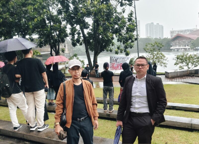 Forum Penegakan Hukum Indonesia (FOPHI) yang diwakili oleh Ketua Rudy Marjono,SH bersama Divisi Legal Lefrand Othniel Kindangen,SH kedua sama2 berprofesi sebagai Advokat berpartisipasi ikut menghadiri kegiatan Seruan Aksi Simbolis 11 Tahun Kasus Akseyna” yang diselenggarakan oleh Badan Eksekutif Mahasiswa Universitas Indonesia di kawasan Danau Kenanga.