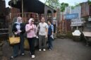 Foto: Wakil Ketua Komisi VII DPR RI Rahayu Saraswati Djoyohadikusumo (kedua kiri) berbincang dengan sutradara Hanung Bramantyo (tengah) saat mengunjungi Studio Alam Gamplong, Sleman, Daerah Istimewa Yogyakarta, Kamis (2/4/2026).
