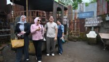 Foto: Wakil Ketua Komisi VII DPR RI Rahayu Saraswati Djoyohadikusumo (kedua kiri) berbincang dengan sutradara Hanung Bramantyo (tengah) saat mengunjungi Studio Alam Gamplong, Sleman, Daerah Istimewa Yogyakarta, Kamis (2/4/2026).