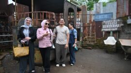 Foto: Wakil Ketua Komisi VII DPR RI Rahayu Saraswati Djoyohadikusumo (kedua kiri) berbincang dengan sutradara Hanung Bramantyo (tengah) saat mengunjungi Studio Alam Gamplong, Sleman, Daerah Istimewa Yogyakarta, Kamis (2/4/2026).