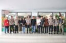 Foto: Wakapolres Metro Jakarta Barat AKBP Rezi Dharmawan bersama jajaran pejabat utama Polres Metro Jakarta Barat berfoto bersama pengurus Gereja Paroki St. Petrus Paulus usai melakukan monitoring pengamanan misa Paskah di Mangga Besar, Tamansari, Jakarta Barat, Minggu (5/4/2026). 