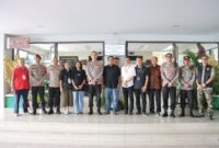 Foto: Wakapolres Metro Jakarta Barat AKBP Rezi Dharmawan bersama jajaran pejabat utama Polres Metro Jakarta Barat berfoto bersama pengurus Gereja Paroki St. Petrus Paulus usai melakukan monitoring pengamanan misa Paskah di Mangga Besar, Tamansari, Jakarta Barat, Minggu (5/4/2026). 