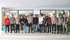 Foto: Wakapolres Metro Jakarta Barat AKBP Rezi Dharmawan bersama jajaran pejabat utama Polres Metro Jakarta Barat berfoto bersama pengurus Gereja Paroki St. Petrus Paulus usai melakukan monitoring pengamanan misa Paskah di Mangga Besar, Tamansari, Jakarta Barat, Minggu (5/4/2026). 
