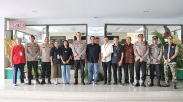 Foto: Wakapolres Metro Jakarta Barat AKBP Rezi Dharmawan bersama jajaran pejabat utama Polres Metro Jakarta Barat berfoto bersama pengurus Gereja Paroki St. Petrus Paulus usai melakukan monitoring pengamanan misa Paskah di Mangga Besar, Tamansari, Jakarta Barat, Minggu (5/4/2026). 