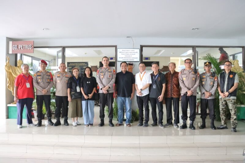 Foto: Wakapolres Metro Jakarta Barat AKBP Rezi Dharmawan bersama jajaran pejabat utama Polres Metro Jakarta Barat berfoto bersama pengurus Gereja Paroki St. Petrus Paulus usai melakukan monitoring pengamanan misa Paskah di Mangga Besar, Tamansari, Jakarta Barat, Minggu (5/4/2026). 