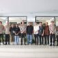 Foto: Wakapolres Metro Jakarta Barat AKBP Rezi Dharmawan bersama jajaran pejabat utama Polres Metro Jakarta Barat berfoto bersama pengurus Gereja Paroki St. Petrus Paulus usai melakukan monitoring pengamanan misa Paskah di Mangga Besar, Tamansari, Jakarta Barat, Minggu (5/4/2026). 