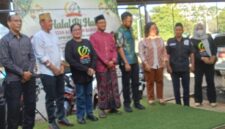 Foto: Sejumlah pengurus dan anggota Jembatan Kemajuan Bangsa (JKB) berfoto bersama dalam kegiatan Halal Bihalal yang digelar di kawasan Penjaringan, Jakarta Utara, Minggu (5/4/2026).