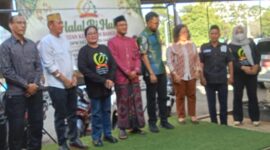 Foto: Sejumlah pengurus dan anggota Jembatan Kemajuan Bangsa (JKB) berfoto bersama dalam kegiatan Halal Bihalal yang digelar di kawasan Penjaringan, Jakarta Utara, Minggu (5/4/2026).