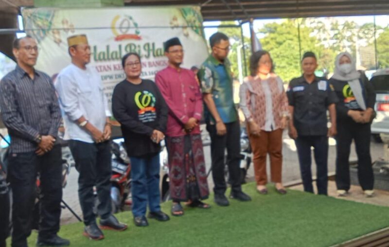 Foto: Sejumlah pengurus dan anggota Jembatan Kemajuan Bangsa (JKB) berfoto bersama dalam kegiatan Halal Bihalal yang digelar di kawasan Penjaringan, Jakarta Utara, Minggu (5/4/2026).