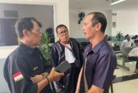 Foto: Seorang terdakwa kasus dugaan pencemaran nama baik (kanan) berbincang dengan kuasa hukum dan awak media usai menjalani sidang perdana di Pengadilan Negeri Jakarta Barat,