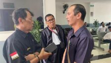 Foto: Seorang terdakwa kasus dugaan pencemaran nama baik (kanan) berbincang dengan kuasa hukum dan awak media usai menjalani sidang perdana di Pengadilan Negeri Jakarta Barat,