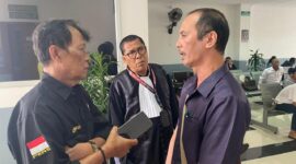 Foto: Seorang terdakwa kasus dugaan pencemaran nama baik (kanan) berbincang dengan kuasa hukum dan awak media usai menjalani sidang perdana di Pengadilan Negeri Jakarta Barat,