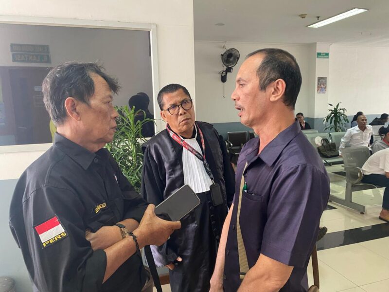 Foto: Seorang terdakwa kasus dugaan pencemaran nama baik (kanan) berbincang dengan kuasa hukum dan awak media usai menjalani sidang perdana di Pengadilan Negeri Jakarta Barat,