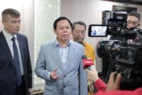 Ketua DPD RI, Sutan Baktiar Najamudin (kanan) bersama Dubes Rusia, Sergei Gennadievich Tolchenov, sedang memberikan keterangan tentan energy nuklir. (Foto: Humas DPD RI)
