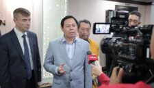 Ketua DPD RI, Sutan Baktiar Najamudin (kanan) bersama Dubes Rusia, Sergei Gennadievich Tolchenov, sedang memberikan keterangan tentan energy nuklir. (Foto: Humas DPD RI)