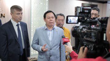Ketua DPD RI, Sutan Baktiar Najamudin (kanan) bersama Dubes Rusia, Sergei Gennadievich Tolchenov, sedang memberikan keterangan tentan energy nuklir. (Foto: Humas DPD RI)