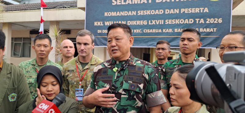 Komandan Seskoad Mayjen TNI Dr. Agustinus Purboyo, S.I.P., M.Tr. (Han). meninjau kegiatan KKL Wilayah Pertahanan (Wilhan) Pasis Dikreg LXVII Seskoad TA 2026 di Desa Pasir Langu, Kecamatan Cisarua, Kabupaten Bandung Barat.