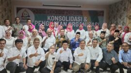 Foto: Sejumlah pengurus dan tokoh Parsadaan Alumni Pelajar Padangsidimpuan dan Sekitarnya (PAPPSI) berfoto bersama usai kegiatan konsolidasi dan penguatan organisasi di Jakarta, Minggu (5/4).