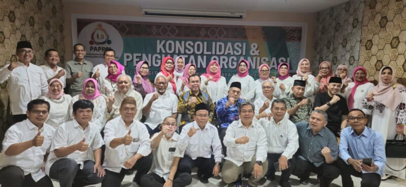 Foto: Sejumlah pengurus dan tokoh Parsadaan Alumni Pelajar Padangsidimpuan dan Sekitarnya (PAPPSI) berfoto bersama usai kegiatan konsolidasi dan penguatan organisasi di Jakarta, Minggu (5/4).