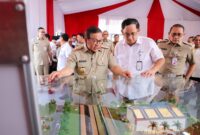 Foto: Gubernur DKI Jakarta Pramono Anung (kiri) didampingi Wali Kota Administrasi Jakarta Pusat Arifin (kanan) meninjau maket pembangunan saat groundbreaking revitalisasi Pasar Gardu Asem di Kemayoran, Jakarta, Senin (6/4).